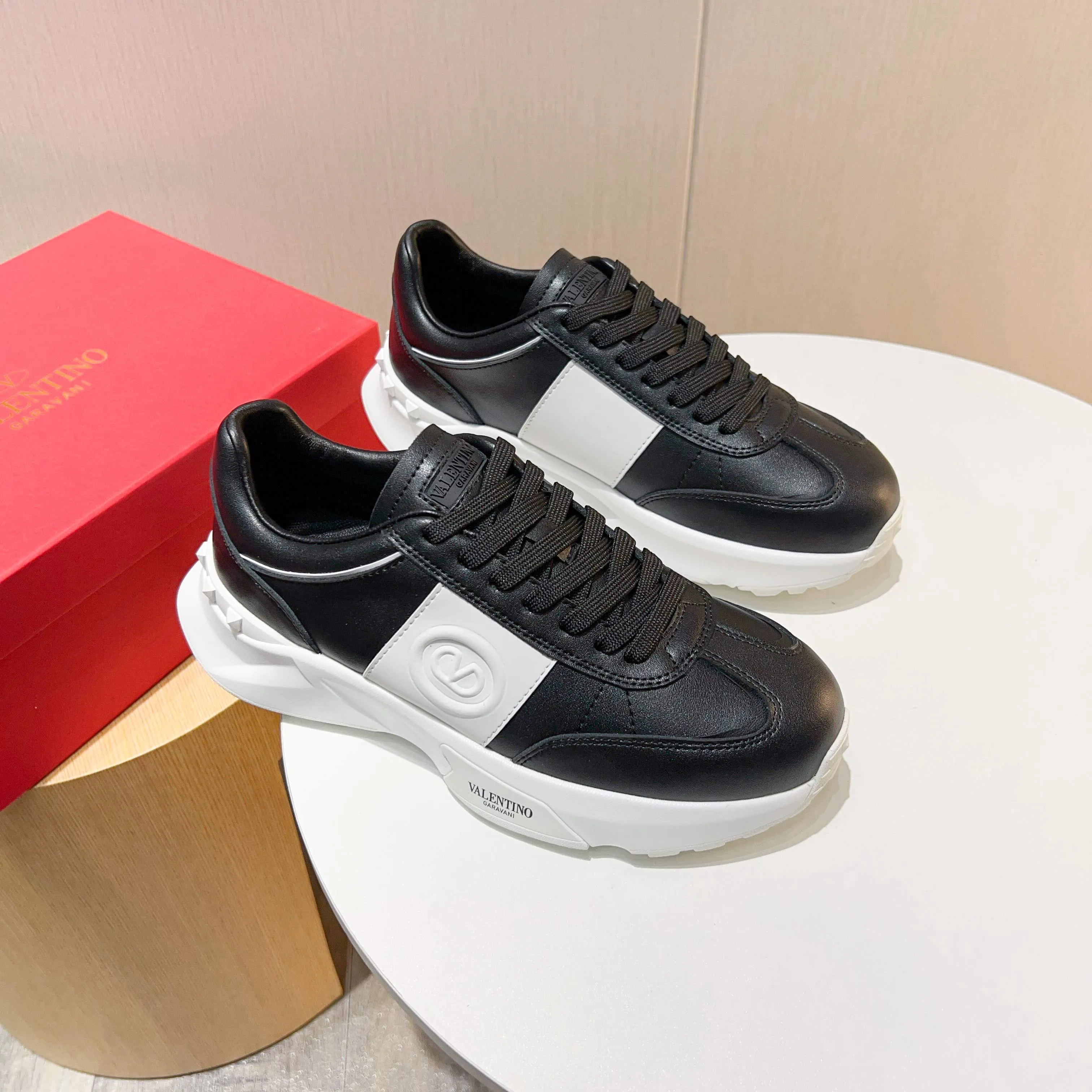 Ex-factory price: 520💰𝙑𝙖𝙡𝙚𝙣𝙩𝙞𝙣𝙤/Valentino𝙑𝙏 The latest official website main model in early autumn Classic continuation💯Making goods all year round🎁Wannian classic series sports and casual shoes💥, a must-have trendy item all year round🏆Many stars and Internet celebrities have performed it🔥 The original version is developed one to one, perfect last shape, VT iconic logo, logo printing on tongue and upper, original full set of packaging, full oil edge on the upper, T men's men's shoes💰u ultra-light combination outsole Comfortable on the feet, not squeezing the feet, fabric/first layer of cowhide. Lining/cow lining💕 Standard size: 38-44 (45 can be ordered)